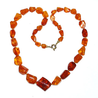 handgefertigtes Einzelstück, Vintage-Bernstein-Kette aus polierten, flachen Tönnchen und einer Raute als Mittelteil, im Verlauf durchgeknotet, helles Cognac-orange mit schönen Einschlüssen, Verschluß aus Gold-Doublé, Gesamtläge 70 cm, um 1950 -	Unikate und Pretiosen nur erhältlich im Onlineshop der Goldschmiede Danilo!