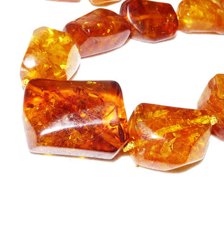 handgefertigtes Einzelstück, Vintage-Bernstein-Kette aus polierten, flachen Tönnchen und einer Raute als Mittelteil, im Verlauf durchgeknotet, helles Cognac-orange mit schönen Einschlüssen, Verschluß aus Gold-Doublé, Gesamtläge 70 cm, um 1950 -	Unikate und Pretiosen nur erhältlich im Onlineshop der Goldschmiede Danilo!