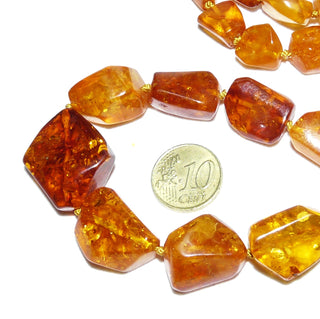 handgefertigtes Einzelstück, Vintage-Bernstein-Kette aus polierten, flachen Tönnchen und einer Raute als Mittelteil, im Verlauf durchgeknotet, helles Cognac-orange mit schönen Einschlüssen, Verschluß aus Gold-Doublé, Gesamtläge 70 cm, um 1950 -	Unikate und Pretiosen nur erhältlich im Onlineshop der Goldschmiede Danilo!