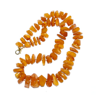 handgeschliffenes Einzelstück, Vintage-Bernstein-Kette aus polierten, großen, flachen, sparsam facettierten Chips / Splittern im Verlauf durchgeknotet, honigfarbener Butterscotch, Karabiner-Verschluß aus Gold-Doublé, Gesamtlänge 72 cm, Art Deco um 1930
- Vintage-Schmuck nur im Onlineshop von danilogold!
