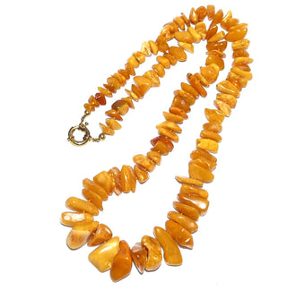 antikes Einzelstück, handgefertigte Vintage-Bernstein-Kette aus polierten großen Splitter-Nuggets im Verlauf, durchgeknotet, helles honigfarbenes Butterscotch, Verschluß aus Gold-Doublé, Gesamtlänge 67 cm, um 1930 -	Handgefertigtes Unikat! Nur im Danilo Gold Online Shop!
