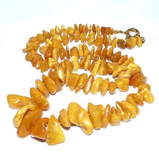 antikes Einzelstück, handgefertigte Vintage-Bernstein-Kette aus polierten großen Splitter-Nuggets im Verlauf, durchgeknotet, helles honigfarbenes Butterscotch, Verschluß aus Gold-Doublé, Gesamtlänge 67 cm, um 1930 -	Handgefertigtes Unikat! Nur im Danilo Gold Online Shop!