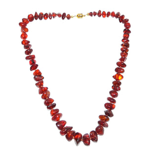 handgefertigtes Einzelstück, Vintage-Bernstein-Kette aus polierten großen, abgerundeten Nuggets, im Verlauf durchgeknotet, dunkleres Cognac-Rotbraun mit schönen Einschlüssen, moderner Magnet-Verschluß aus Gold-Doublé, Gesamtlänge 56 cm, um 1950 -	Handgefertigtes Unikat! Nur im Danilo Gold Online Shop!