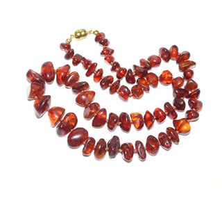 handgefertigtes Einzelstück, Vintage-Bernstein-Kette aus polierten großen, abgerundeten Nuggets, im Verlauf durchgeknotet, dunkleres Cognac-Rotbraun mit schönen Einschlüssen, moderner Magnet-Verschluß aus Gold-Doublé, Gesamtlänge 56 cm, um 1950 -	Handgefertigtes Unikat! Nur im Danilo Gold Online Shop!