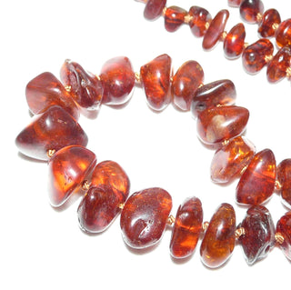 handgefertigtes Einzelstück, Vintage-Bernstein-Kette aus polierten großen, abgerundeten Nuggets, im Verlauf durchgeknotet, dunkleres Cognac-Rotbraun mit schönen Einschlüssen, moderner Magnet-Verschluß aus Gold-Doublé, Gesamtlänge 56 cm, um 1950 -	Handgefertigtes Unikat! Nur im Danilo Gold Online Shop!