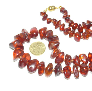 handgefertigtes Einzelstück, Vintage-Bernstein-Kette aus polierten großen, abgerundeten Nuggets, im Verlauf durchgeknotet, dunkleres Cognac-Rotbraun mit schönen Einschlüssen, moderner Magnet-Verschluß aus Gold-Doublé, Gesamtlänge 56 cm, um 1950 -	Handgefertigtes Unikat! Nur im Danilo Gold Online Shop!