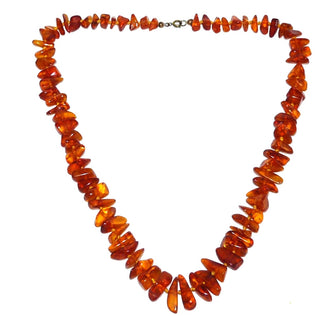 Handgeschliffenes Einzelstück, Vintage-Bernstein-Kette aus polierten, großen, länglichen Chips / Splittern, im Verlauf durchgeknotet, mittleres Cognac-orange, Verschluß aus Gold-Doublé, Gesamtlänge 56 cm, um 1950 -	Vintage-Schmuck nur im Onlineshop von danilogold!