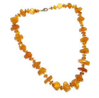 Handgefertigtes Einzelstück, kombinierte Vintage-Bernstein-Kette aus polierten, anfacettierte größeren und kleineren flachen Bernstein-Splitter, im Verlauf durchgeknotet, honigfarbener Butterscotch, Verschluß aus Gold-Doublé, Gesamtlänge 43 cm, um 1930 -	Vintage-Schmuck nur im Onlineshop von danilogold!