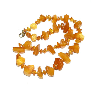 Handgefertigtes Einzelstück, kombinierte Vintage-Bernstein-Kette aus polierten, anfacettierte größeren und kleineren flachen Bernstein-Splitter, im Verlauf durchgeknotet, honigfarbener Butterscotch, Verschluß aus Gold-Doublé, Gesamtlänge 43 cm, um 1930 -	Vintage-Schmuck nur im Onlineshop von danilogold!