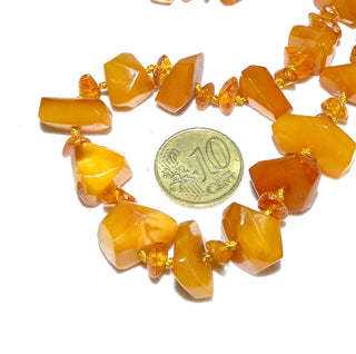 Handgefertigtes Einzelstück, kombinierte Vintage-Bernstein-Kette aus polierten, anfacettierte größeren und kleineren flachen Bernstein-Splitter, im Verlauf durchgeknotet, honigfarbener Butterscotch, Verschluß aus Gold-Doublé, Gesamtlänge 43 cm, um 1930 -	Vintage-Schmuck nur im Onlineshop von danilogold!