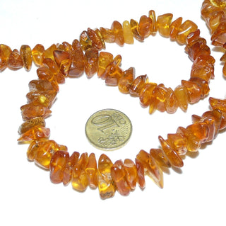 Handgefädeltes Einzelstück, Vintage-Bernstein-Kette aus polierten Chips / Splitter, im Verlauf ungeknotet aufgereiht, mittleres Cognac-orange, ohne Verschluß, Gesamtlänge 70 cm, um 1970 - Unikate und Pretiosen nur erhältlich im Onlineshop der Goldschmiede Danilo!