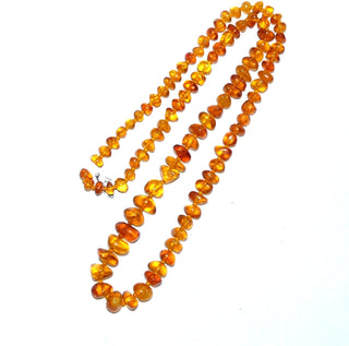 handgefertigtes Einzelstück, Vintage-Bernstein-Kette aus polierten gerundeten Nuggets + Mini-Kugeln im Verlauf, ungeknotet, transparent mit dezenten Einschlüssen, honigfarbenes Cognac-orange, ohne Verschluß, Gesamtlänge 70 cm, um 1970 -	Unikate und Pretiosen nur erhältlich im Onlineshop der Goldschmiede Danilo!