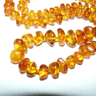 handgefertigtes Einzelstück, Vintage-Bernstein-Kette aus polierten gerundeten Nuggets + Mini-Kugeln im Verlauf, ungeknotet, transparent mit dezenten Einschlüssen, honigfarbenes Cognac-orange, ohne Verschluß, Gesamtlänge 70 cm, um 1970 -	Unikate und Pretiosen nur erhältlich im Onlineshop der Goldschmiede Danilo!