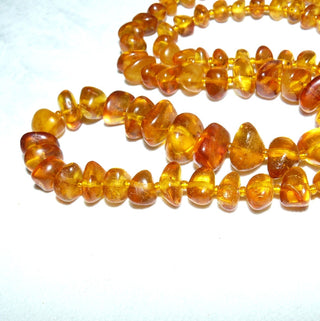 handgefertigtes Einzelstück, Vintage-Bernstein-Kette aus polierten gerundeten Nuggets + Mini-Kugeln im Verlauf, ungeknotet, transparent mit dezenten Einschlüssen, honigfarbenes Cognac-orange, ohne Verschluß, Gesamtlänge 70 cm, um 1970 -	Unikate und Pretiosen nur erhältlich im Onlineshop der Goldschmiede Danilo!