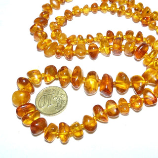 handgefertigtes Einzelstück, Vintage-Bernstein-Kette aus polierten gerundeten Nuggets + Mini-Kugeln im Verlauf, ungeknotet, transparent mit dezenten Einschlüssen, honigfarbenes Cognac-orange, ohne Verschluß, Gesamtlänge 70 cm, um 1970 -	Unikate und Pretiosen nur erhältlich im Onlineshop der Goldschmiede Danilo!