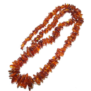 handgefädeltes Einzelstück, Vintage-Bernstein-Kette aus polierten gerundeten Splittern, im Verlauf ungeknotet aufgereiht, leuchtendes mittleres Cognac-orange, ohne Verschluß, Gesamtlänge 70 cm, um 1970 -	Handgefertigter Schmuck nur erhältlich bei www.danilogold-shop.de 