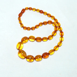 handgefertigtes Einzelstück, handgefädelte Vintage-Bernstein-Kette aus polierten, transparenten Oliven im Verlauf von 6,5 mm auf 17 mm Durchmesser, ungeknotet, honiggelb mit dezenten Einschlüssen, originaler Bernstein-Dreh-Verschluß, Gesamtlänge 50 cm -	Vintage-Schmuck nur im Onlineshop von danilogold!