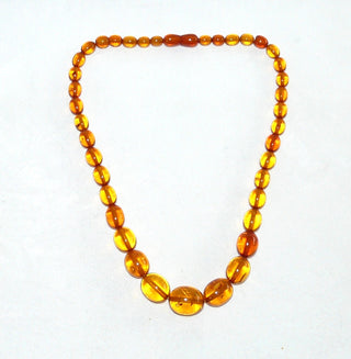 handgefertigtes Einzelstück, handgefädelte Vintage-Bernstein-Kette aus polierten, transparenten Oliven im Verlauf von 6,5 mm auf 17 mm Durchmesser, ungeknotet, honiggelb mit dezenten Einschlüssen, originaler Bernstein-Dreh-Verschluß, Gesamtlänge 50 cm -	Vintage-Schmuck nur im Onlineshop von danilogold!