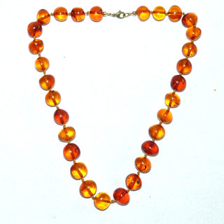 handgefertigtes Einzelstück, Kugel-Kette, Vintage-Bernstein-Kette aus polierten ungleichmäßigen Kugeln mit einem Durchmesser von 13mm, durchgeknotet, honiggelb mit schönen Einschlüssen, Verschluß aus Gold-Doublé, Gesamtlänge 47 cm, um 1940 -	Handarbeiten online bestellen bei Juwelier & Goldschmiede Danilo!