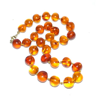 handgefertigtes Einzelstück, Kugel-Kette, Vintage-Bernstein-Kette aus polierten ungleichmäßigen Kugeln mit einem Durchmesser von 13mm, durchgeknotet, honiggelb mit schönen Einschlüssen, Verschluß aus Gold-Doublé, Gesamtlänge 47 cm, um 1940 -	Handarbeiten online bestellen bei Juwelier & Goldschmiede Danilo!