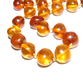 handgefertigtes Einzelstück, Kugel-Kette, Vintage-Bernstein-Kette aus polierten ungleichmäßigen Kugeln mit einem Durchmesser von 13mm, durchgeknotet, honiggelb mit schönen Einschlüssen, Verschluß aus Gold-Doublé, Gesamtlänge 47 cm, um 1940 -	Handarbeiten online bestellen bei Juwelier & Goldschmiede Danilo!