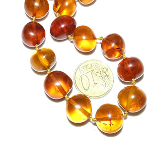 handgefertigtes Einzelstück, Kugel-Kette, Vintage-Bernstein-Kette aus polierten ungleichmäßigen Kugeln mit einem Durchmesser von 13mm, durchgeknotet, honiggelb mit schönen Einschlüssen, Verschluß aus Gold-Doublé, Gesamtlänge 47 cm, um 1940 -	Handarbeiten online bestellen bei Juwelier & Goldschmiede Danilo!