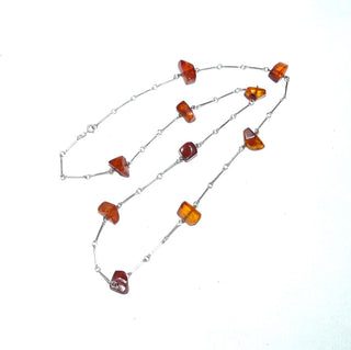 Einzelstück, Vintage-Bernstein-Silber-Kette mit 10 polierten facettierten Nuggets in mittlerem Cognac-orange zwischen 835-Silber-Stäbchen aufgefädelt, Art Deco, Verschluß Silber, Gesamtlänge 71 cm, um 1920 -	Vintage-Schmuck nur im Onlineshop von danilogold!