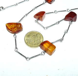 Einzelstück, Vintage-Bernstein-Silber-Kette mit 10 polierten facettierten Nuggets in mittlerem Cognac-orange zwischen 835-Silber-Stäbchen aufgefädelt, Art Deco, Verschluß Silber, Gesamtlänge 71 cm, um 1920 -	Vintage-Schmuck nur im Onlineshop von danilogold!