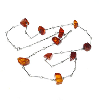 Einzelstück, Vintage-Bernstein-Silber-Kette mit 10 polierten facettierten Nuggets in mittlerem Cognac-orange zwischen 835-Silber-Stäbchen aufgefädelt, Art Deco, Verschluß Silber, Gesamtlänge 71 cm, um 1920 -	Vintage-Schmuck nur im Onlineshop von danilogold!