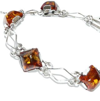 Vintage-Einzelstück, Bernsteinarmband aus 830 Silber mit quadratischen, transparenten, honigbraunen Bernstein-Cabochons mit schönen Einschlüssen, Krappenfassungen, leichte Drahtrauten dazwischen, 19,5cm mit verdecktem Hakenverschluß, DDR VEB Fischland-Schmuck um 1970 - Goldschmiede Danilo