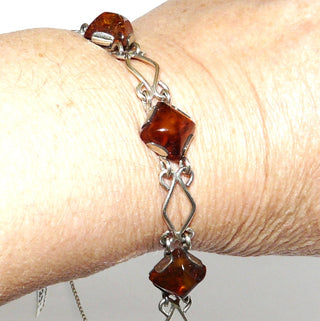 Vintage-Einzelstück, Bernsteinarmband aus 830 Silber mit quadratischen, transparenten, honigbraunen Bernstein-Cabochons mit schönen Einschlüssen, Krappenfassungen, leichte Drahtrauten dazwischen, 19,5cm mit verdecktem Hakenverschluß, DDR VEB Fischland-Schmuck um 1970 - Goldschmiede Danilo