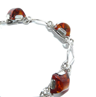 Vintage-Einzelstück, Bernsteinarmband aus 830 Silber mit quadratischen, transparenten, honigbraunen Bernstein-Cabochons mit schönen Einschlüssen, Krappenfassungen, leichte Drahtrauten dazwischen, 19,5cm mit verdecktem Hakenverschluß, DDR VEB Fischland-Schmuck um 1970 - Goldschmiede Danilo