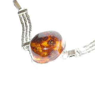 Vintage-Einzelstücke, Bernsteinarmband aus 925 Silber mit einem transparenten honigbraunen leicht ovalen Cabochon mit schönen Linseneinschlüssen in Zargenfassung, 17,5cm lang, Hakenverschluß, Polnisch modernistischer Ostsee-Stil Danzig Ende 1980-er Jahre - Goldschmiede Danilo