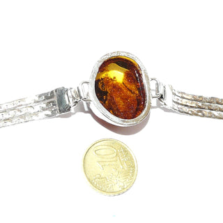 Vintage-Einzelstücke, Bernsteinarmband aus 925 Silber mit einem transparenten honigbraunen leicht ovalen Cabochon mit schönen Linseneinschlüssen in Zargenfassung, 17,5cm lang, Hakenverschluß, Polnisch modernistischer Ostsee-Stil Danzig Ende 1980-er Jahre - Goldschmiede Danilo