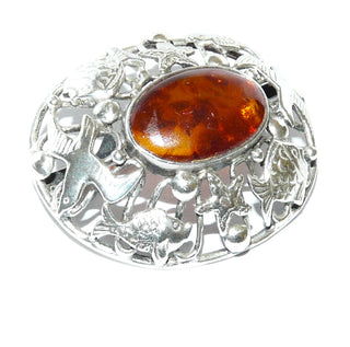 Vintage-Einzelstück, Bernsteinbrosche aus 835 Silber, auf dem gewölbten Körbchen aufgelötete Möwen, Seesterne & Fische, ovaler Honig-Cabochon mit Linseneinschlüssen, Kugelsicherung, DDR Ostseeschmuck, Fischlandschmuck um 1960 - Goldschmiede Danilo