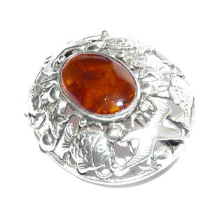 Vintage-Einzelstück, Bernsteinbrosche aus 835 Silber, auf dem gewölbten Körbchen aufgelötete Möwen, Seesterne & Fische, ovaler Honig-Cabochon mit Linseneinschlüssen, Kugelsicherung, DDR Ostseeschmuck, Fischlandschmuck um 1960 - Goldschmiede Danilo
