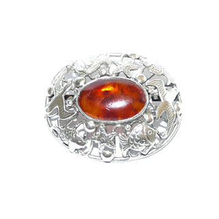 Vintage-Einzelstück, Bernsteinbrosche aus 835 Silber, auf dem gewölbten Körbchen aufgelötete Möwen, Seesterne & Fische, ovaler Honig-Cabochon mit Linseneinschlüssen, Kugelsicherung, DDR Ostseeschmuck, Fischlandschmuck um 1960 - Goldschmiede Danilo