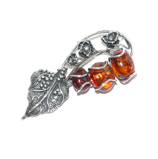 Vintage-Einzelstück, florale Bernsteinbrosche aus 925 Silber, in den Tiefen geschwärzt, cognac rundoval im Größenverlauf mit Linseneinschlüssen, Weinblatt & Rosen, Hakenverschluß, Danziger Silber-Stil um 1965 - Goldschmiede Danilo