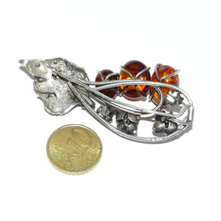 Vintage-Einzelstück, florale Bernsteinbrosche aus 925 Silber, in den Tiefen geschwärzt, cognac rundoval im Größenverlauf mit Linseneinschlüssen, Weinblatt & Rosen, Hakenverschluß, Danziger Silber-Stil um 1965 - Goldschmiede Danilo