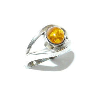 Einzelstück, Bernsteinring aus massiv 925 Silber, gespaltene Schiene mit rundem hellem Honigbernstein mit Linseneinschlüssen, 7,5mm, Ringweite 52,5 Skandinavisch-Deutsch um 1970 - Goldschmiede Danilo