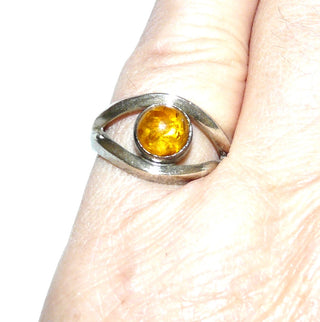 Einzelstück, Bernsteinring aus massiv 925 Silber, gespaltene Schiene mit rundem hellem Honigbernstein mit Linseneinschlüssen, 7,5mm, Ringweite 52,5 Skandinavisch-Deutsch um 1970 - Goldschmiede Danilo