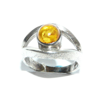 Einzelstück, Bernsteinring aus massiv 925 Silber, gespaltene Schiene mit rundem hellem Honigbernstein mit Linseneinschlüssen, 7,5mm, Ringweite 52,5 Skandinavisch-Deutsch um 1970 - Goldschmiede Danilo