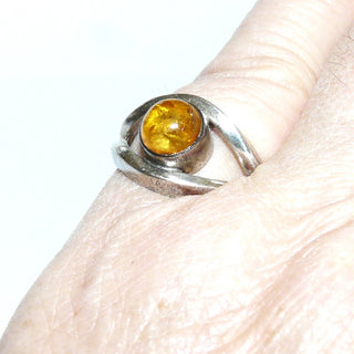 Einzelstück, Bernsteinring aus massiv 925 Silber, gespaltene Schiene mit rundem hellem Honigbernstein mit Linseneinschlüssen, 7,5mm, Ringweite 52,5 Skandinavisch-Deutsch um 1970 - Goldschmiede Danilo