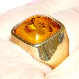 Vintage-Einzelstück, Bernsteinring, klassischer Herrenring, Siegelring aus 333 Gold in einem abgerundeten Quadrat als Cabochon, poliert, Ringweite 68,5, um 1970 - Goldschmiede Danilo