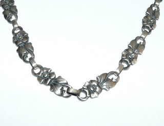 Einzelstück, Vintage Blüten-Collier aus 835 Silber mit einer Gesamtlänge von 44 cm, 16 Blumen-Elemente mit matter Oberfläche + in den Tiefen geschwärzt, mit Ösenverbindungen, um 1940 -	Vintage-Schmuck nur im Onlineshop von danilogold!