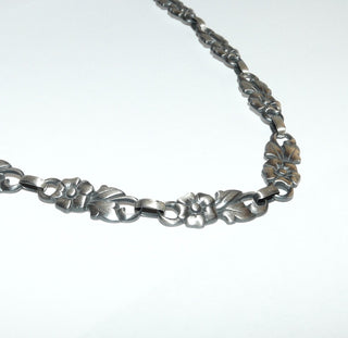 Einzelstück, Vintage Blüten-Collier aus 835 Silber mit einer Gesamtlänge von 44 cm, 16 Blumen-Elemente mit matter Oberfläche + in den Tiefen geschwärzt, mit Ösenverbindungen, um 1940 -	Vintage-Schmuck nur im Onlineshop von danilogold!
