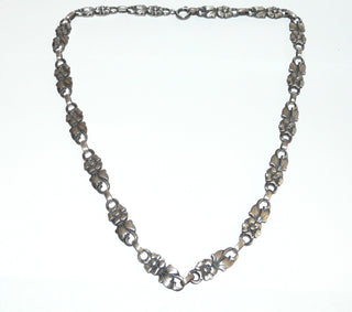 Einzelstück, Vintage Blüten-Collier aus 835 Silber mit einer Gesamtlänge von 44 cm, 16 Blumen-Elemente mit matter Oberfläche + in den Tiefen geschwärzt, mit Ösenverbindungen, um 1940 -	Vintage-Schmuck nur im Onlineshop von danilogold!