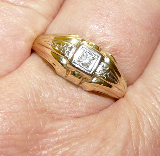 Einzelstück, Brillantring, Antragsring, Verlobungsring, Vintage-Solitär aus 585 Gold mit einem funkelnden Brillant von 0,05 Karat Tw/si, sicher eingefaßt in einem Weißgold-Quadrat im Verschnitt, mit gravierten Seitenteilen, Vintage um 1950, Ringweite 57,5, poliert - Unikate und Pretiosen nur erhältlich im Onlineshop der Goldschmiede Danilo!