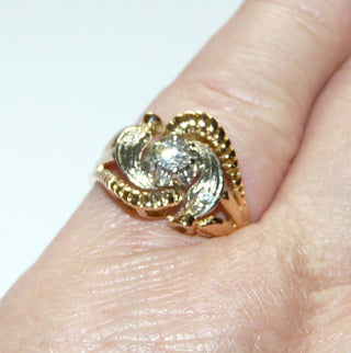 verspieltes Einzelstück, aufwendig verspielter Brillantring, Antragsring, Verlobungsring aus massivem 750 Rotgold im Kordeldesign und mit einem Brillant von ca. 0,16 Karat, sicher eingefaßt in einer Blütenfassung aus Weißgold, Ringweite 55, poliert, um 1960 -Nur erhältlich im Onlineshop von Juwelier & Goldschmiede Danilo!