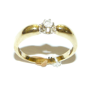 Einzelstück, Brillantring, Antragsring, Verlobungsring, klassischer Solitär aus 585 Gold mit einem funkelnden Brillant von 0,07 Karat P3, sicher eingefaßt in einem Blüten-Chaton aus Weißgold, Vintage um 1970, Ringweite 53, poliert -	Unikatschmuck nur erhältlich im Onlineshop von Juwelier & Goldschmiede Danilo! 